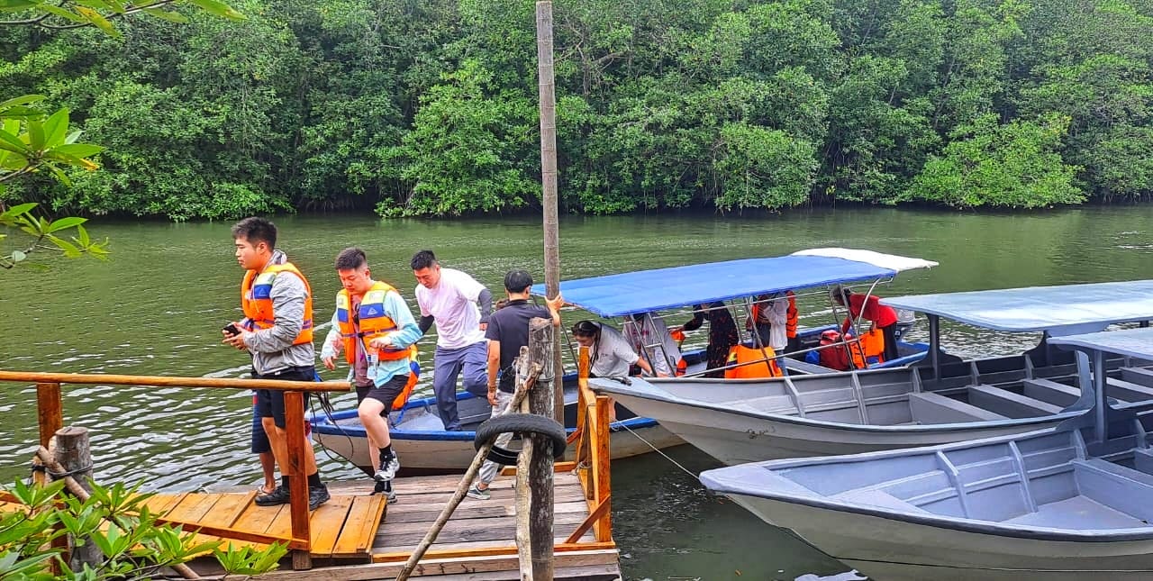 Wisatawan setelah mengikuti wisata mangrove di Kawal River Agro Resort di daerah Kawal, Kecamatan Gunung Kijang, Kabupaten Bintan, Senin (7/7/2025).