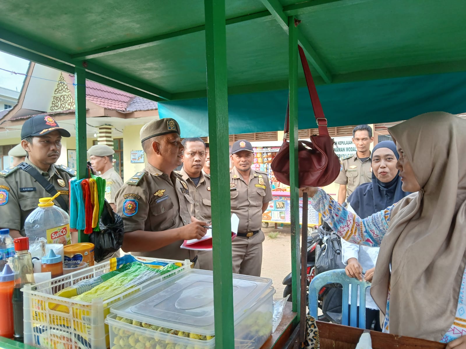 Petugas Satpol PP saat menegur dan memberikan imbauan kepada Pedagang Kaki Lima (PKL) di Taman Bermadah, Tarempa.