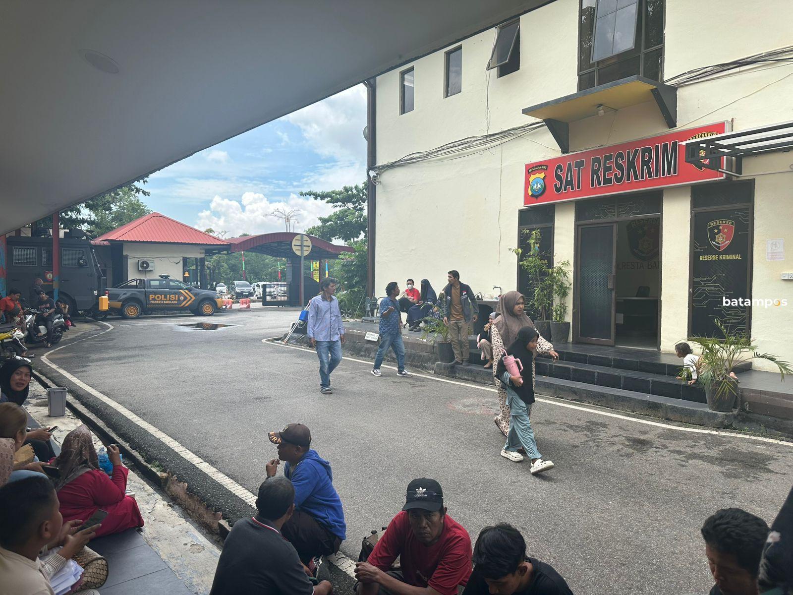 Korban kaveling bodong saat tiba di Mapolresta saat akan melapor ke Polresta Barelang.