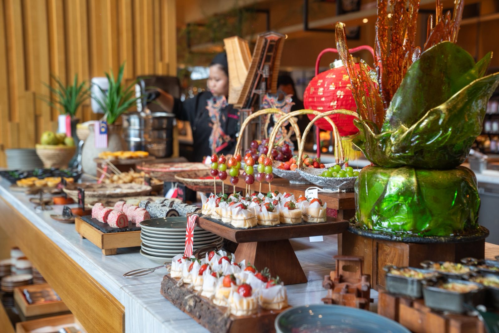SUASANA di stand dessert saat Sunday Brunch pertama di Batam Marriott Hotel, Juni lalu. Di Juli ini, hotel ini kembali mengadakan Sunday Brunch bertema Mediterranean Cuisine.