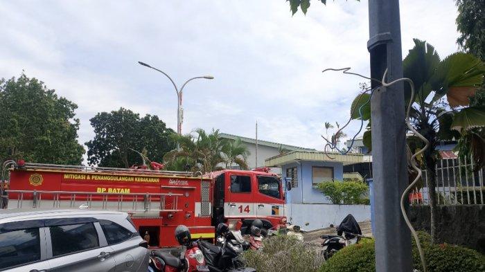 Mobil damkar mendatangi lokasi kebakaran di kawasan Cammo Industrial Park Batam.