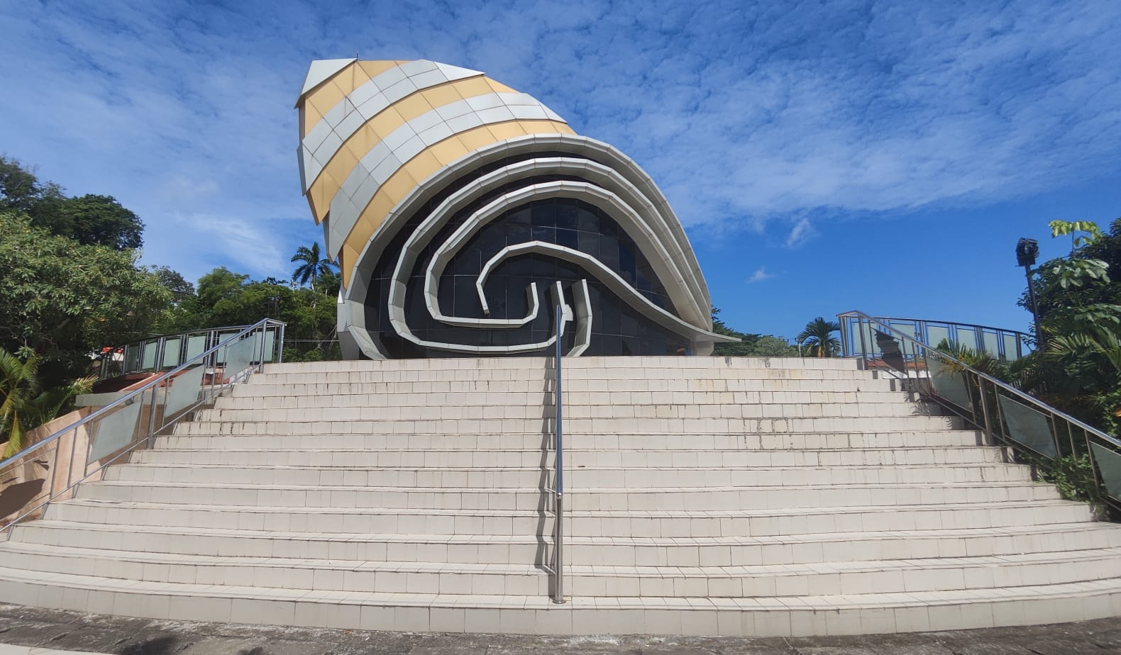 Gedung Gonggong yang berlokasi di Taman Laman Boenda Tepi Laut Tanjungpinang.