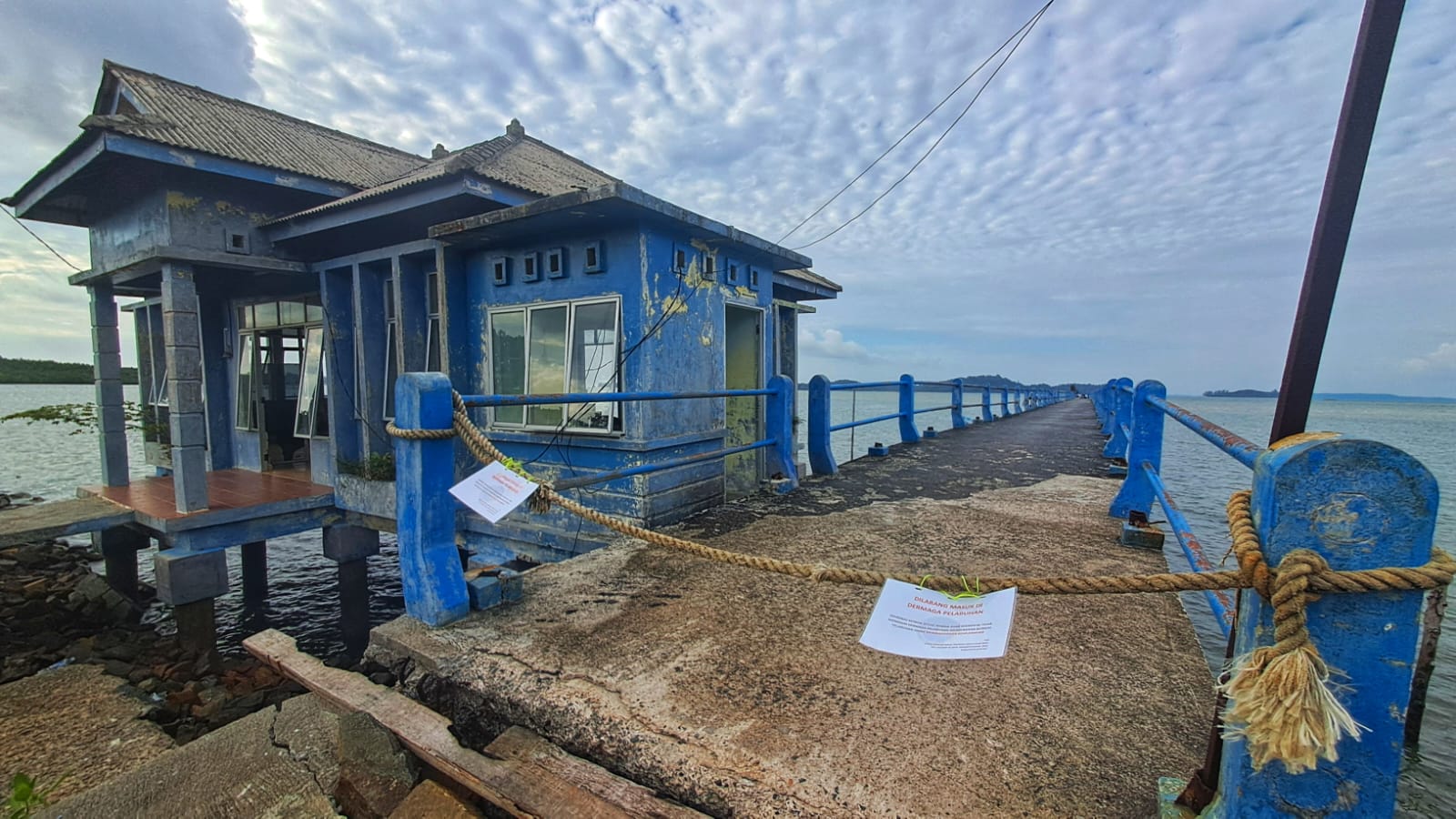 Tali menutup akses masuk dermaga di Pelabuhan Seri Kuala Tanjung di Desa Teluk Sasah, Kecamatan Seri Kuala Lobam, Selasa (8/7/2025).