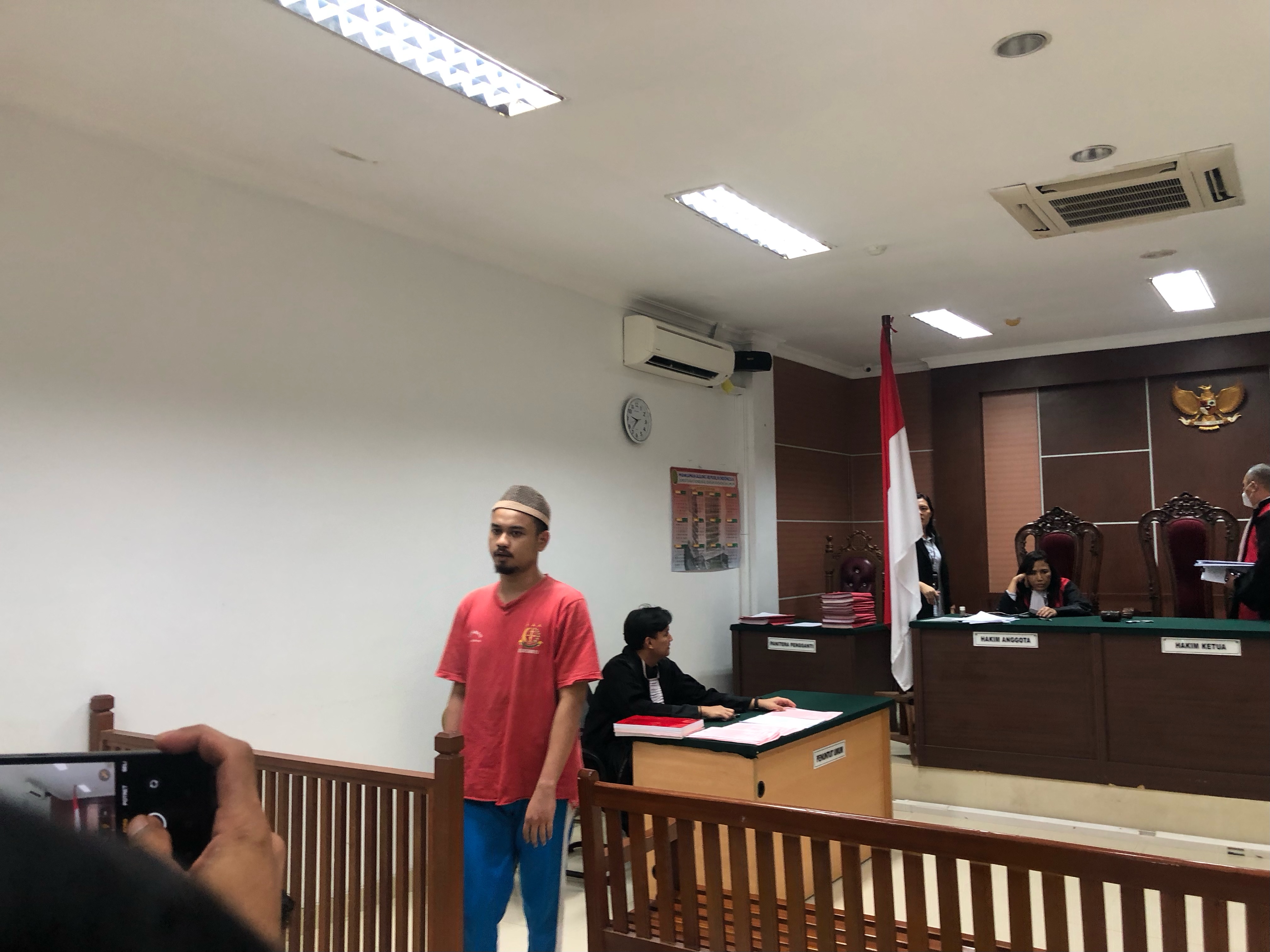 Terdakwa penyelundup iphone lewat bandara saat megikuti sidang vonis.