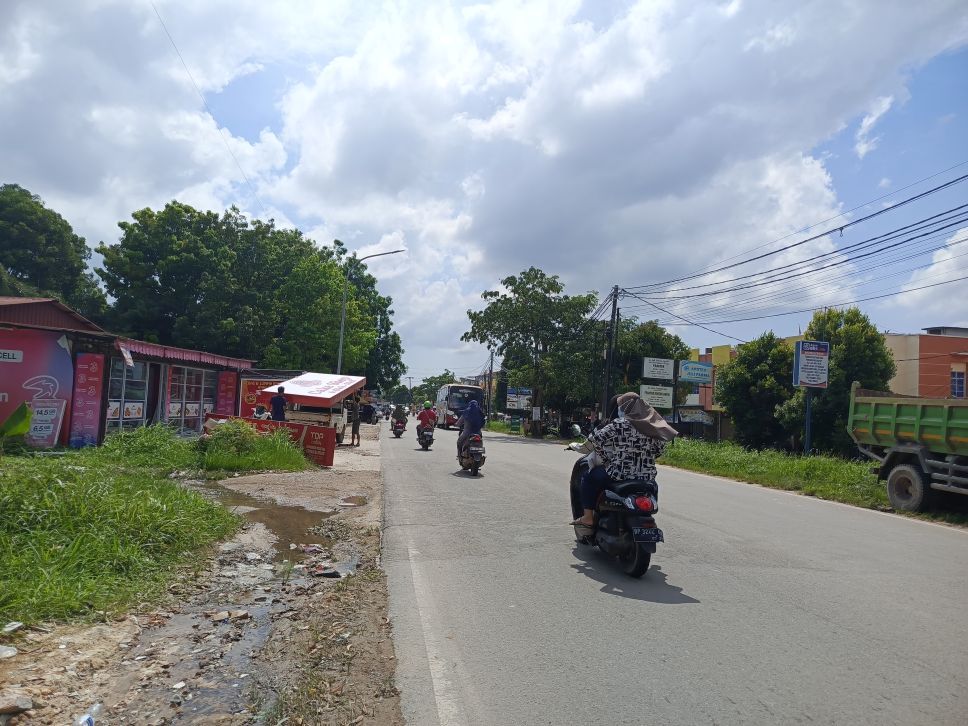 Jalan di daerah Marina City, Batam yang belum dilebarkan sering macet parah pada jam jam tertentu.