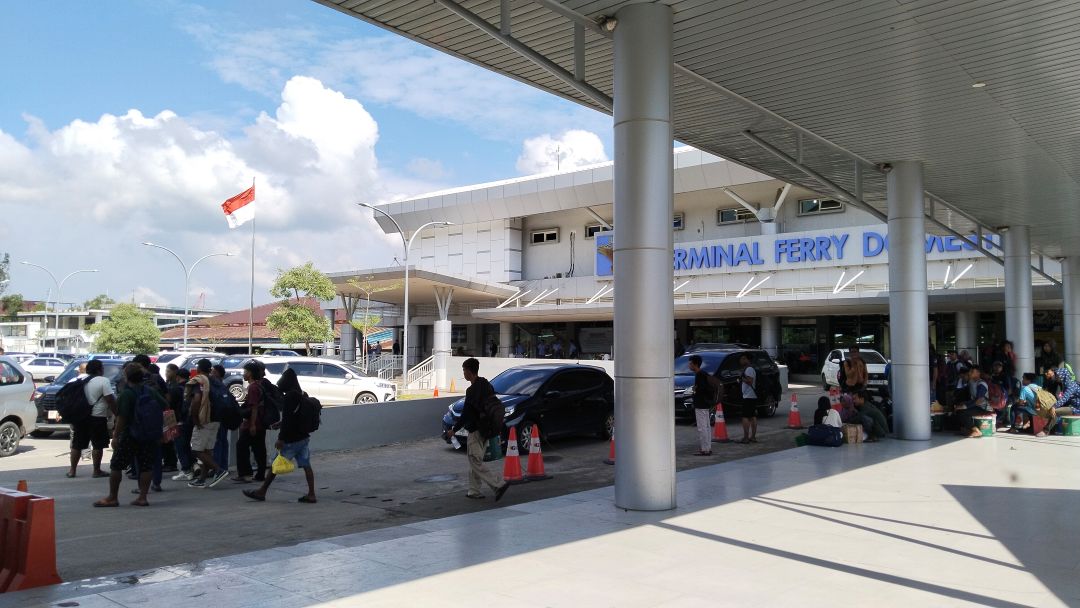 sejumlah warga tiba di pelabuhan domestik Sekupang.