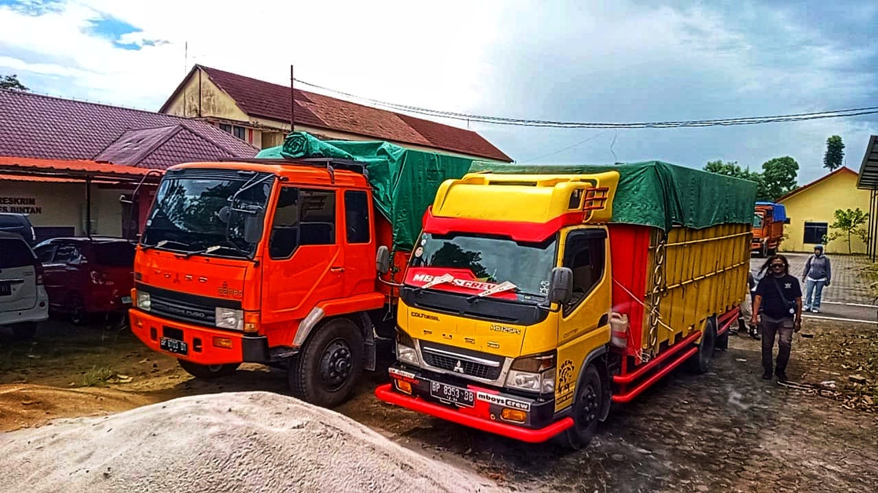Dua dari tiga truk yang diamankan polisi saat ini terparkir di halamam Satuan Reskrim Polres Bintan, Bintan Buyu, Rabu (9/7/2025).