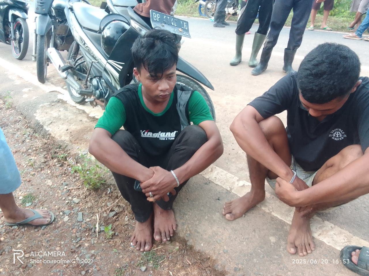 Rusli (pakai baju hijau) tahanan Polsek Singkep Barat yang kabur dari ruang sel, Rabu (9/7).