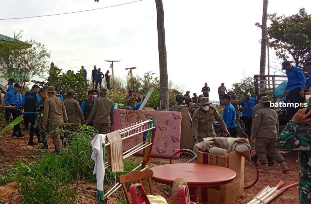 Tim Terpadu Kota Batam saat melakukan penggusuran di Tanjung Banon.