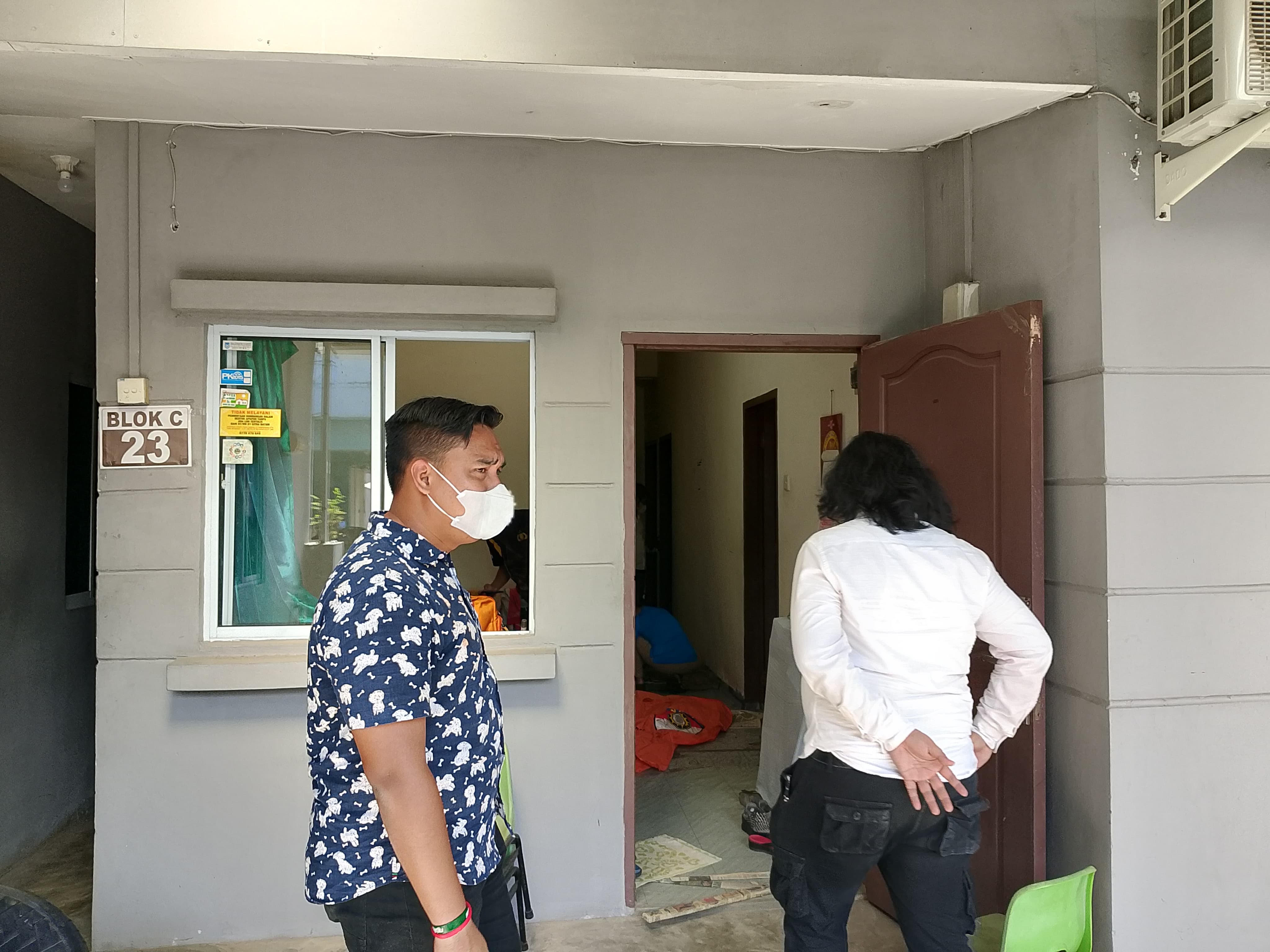 Polisi mendatangi kontrakan YP yang ditemukan tewas di dalamnya, Rabu (9/7) siang.