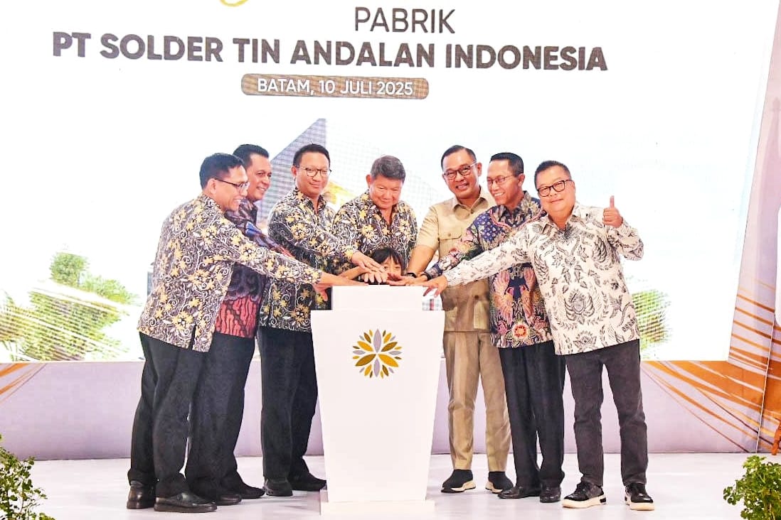Komisaris Utama PT Arsari Tambang Hashim Djojohadikusumo dan jajaran menekan tombol sirine pertanda diresmikannya pengoperasian PT Solder Tin Indonesia bersama gubkepri, Kamis (10/7/2025).