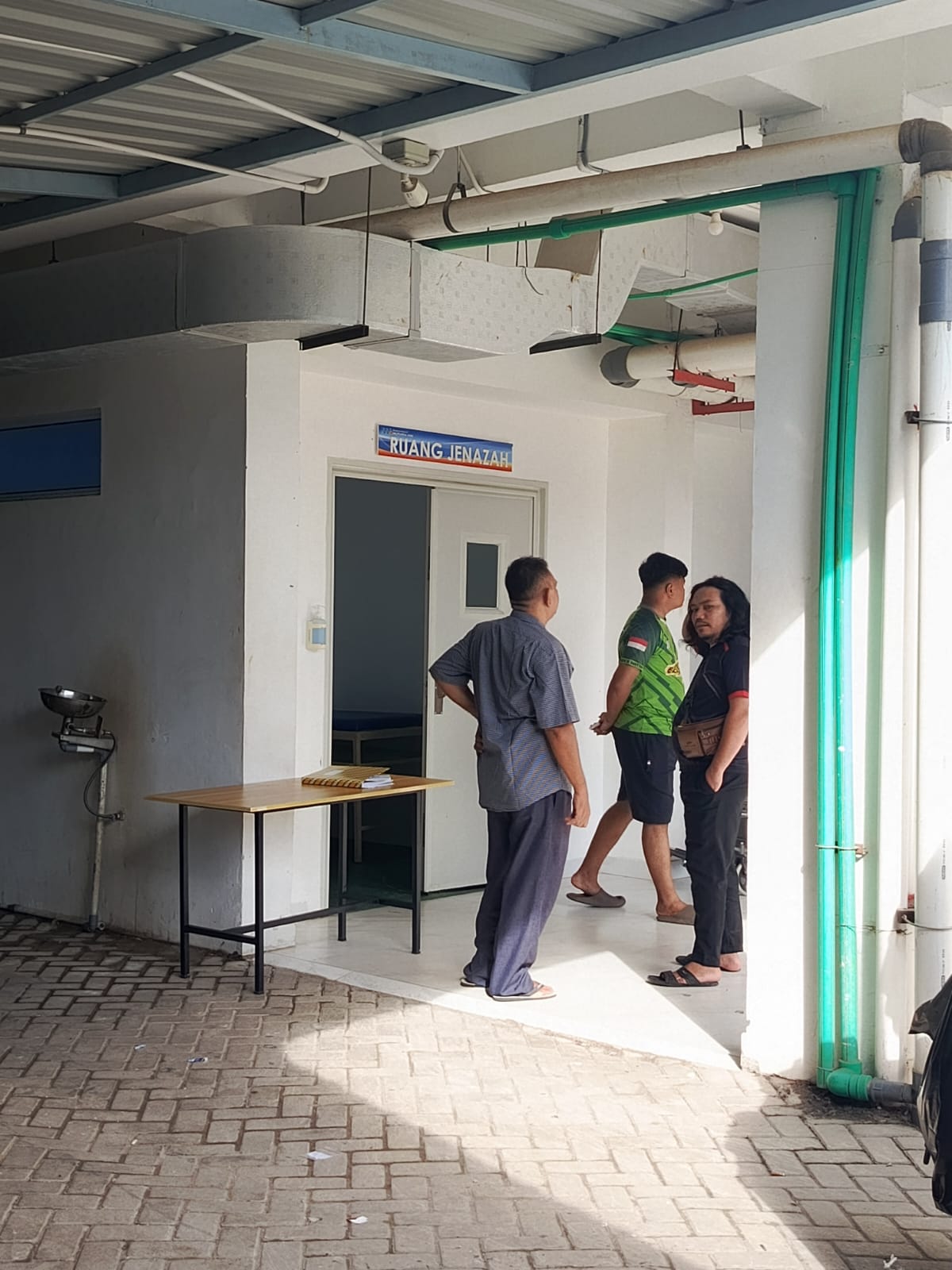 Keluarga korban gantung diri saat menunggu hasil pemeriksaan korban di rumah sakit.