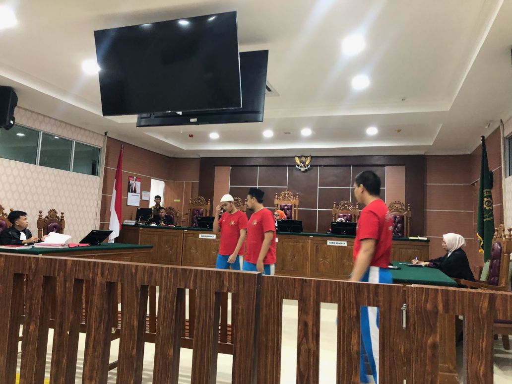 Para terdakwa kasus narkoba saat mengikuti sidang di PN Batam,  Jumat (11/7).