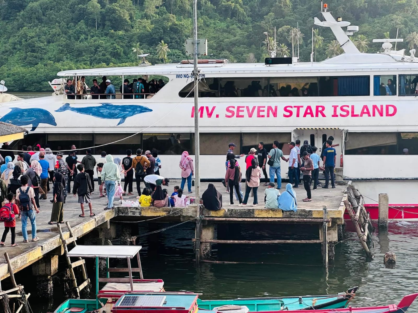 MV Seven Star Island saat bersandar di Jemaja. Hari ini pihak operator menunda keberangkatan ke Anambas karena kapal alami kerusakan pada mesin.