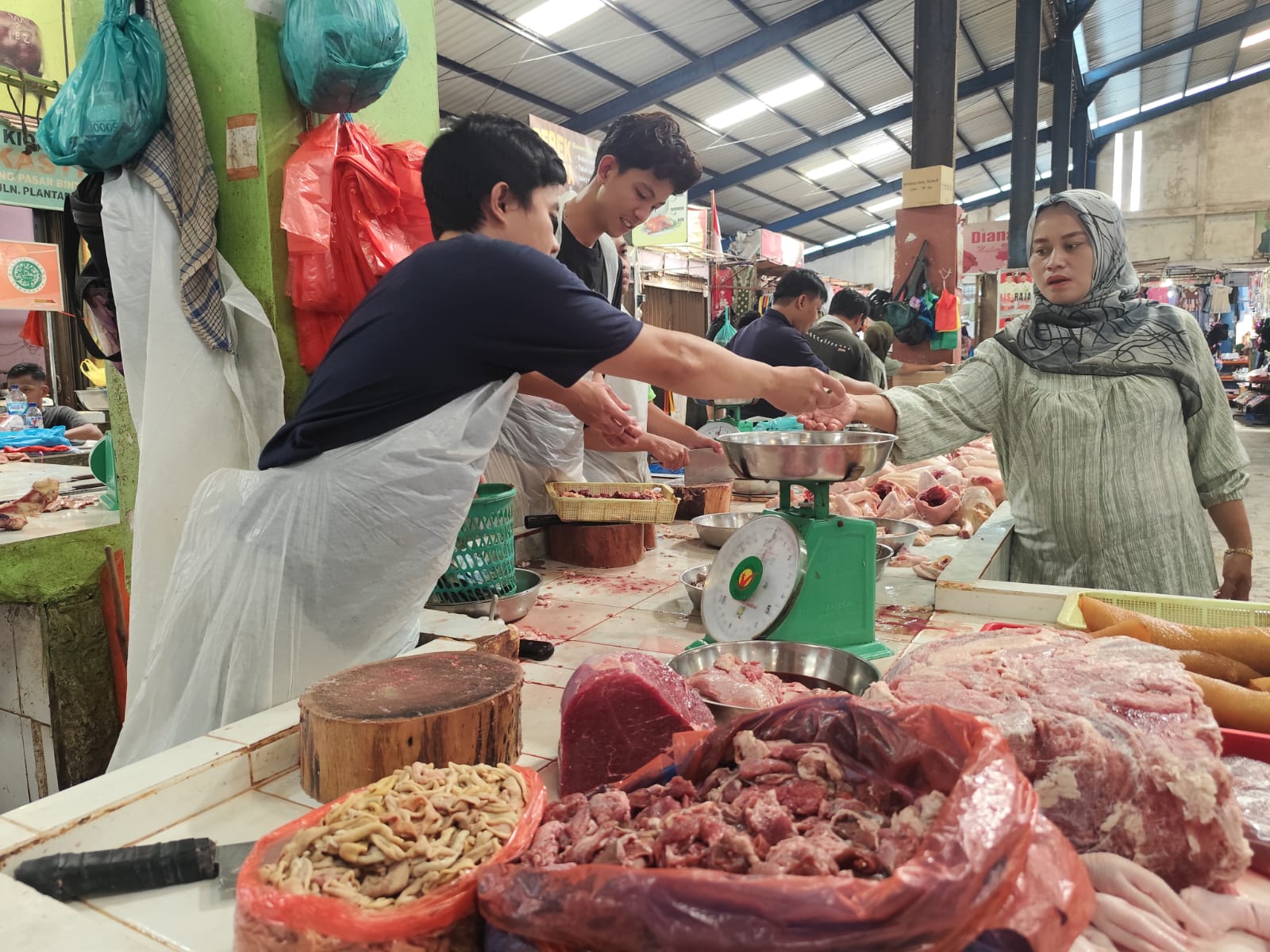 Pelanggan saat membeli daging di kios milik Angga di Pasar Bintan Center Tanjungpinang, Jumat (11/7).