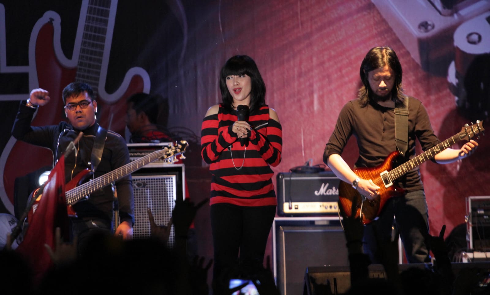 Lowdy Bazz (kiri) menjadi session player band Utopia saat konser di Tanjungpinang.