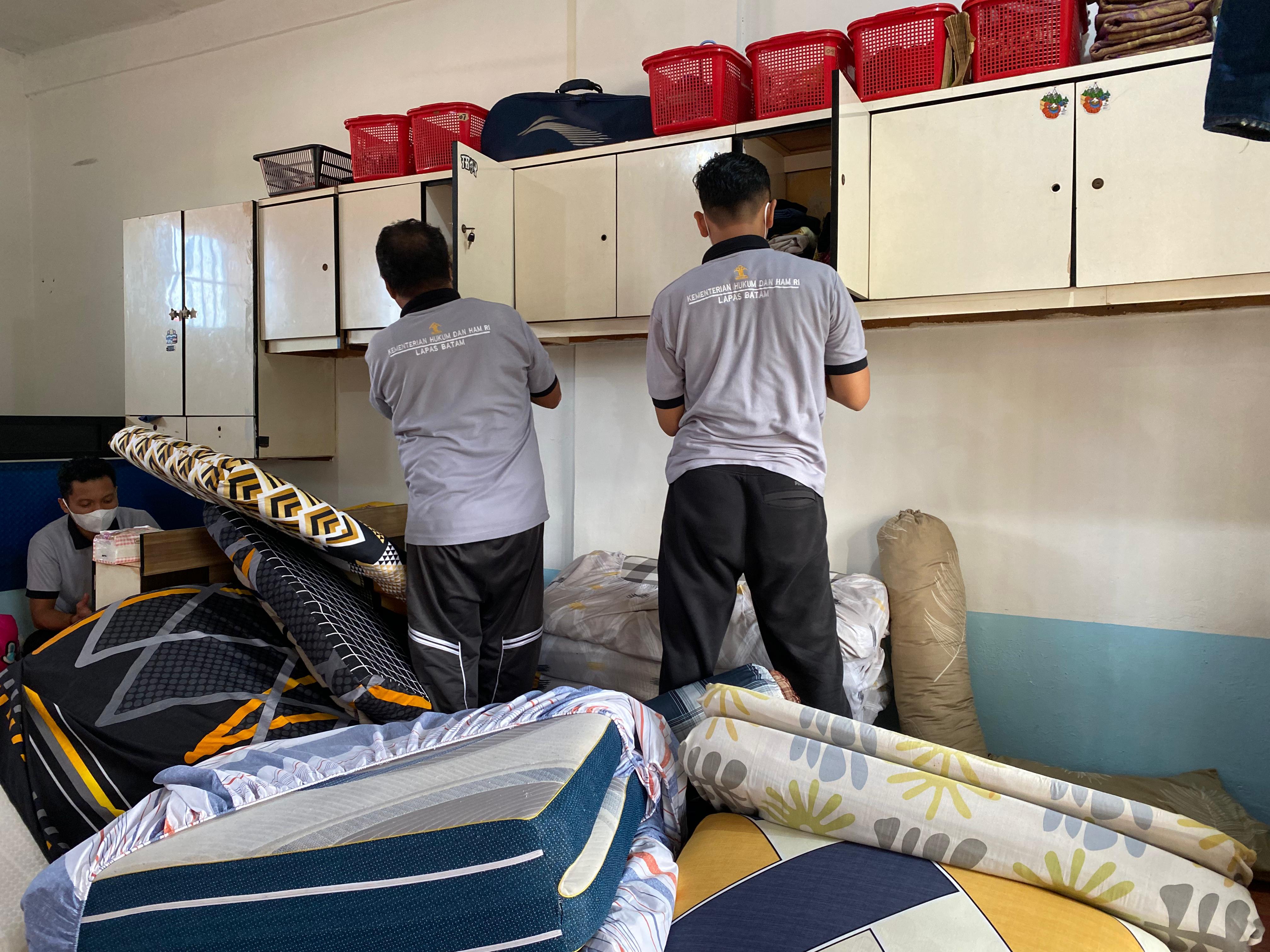 Petugas saat menggeledah kamar napi di lapas Batam.