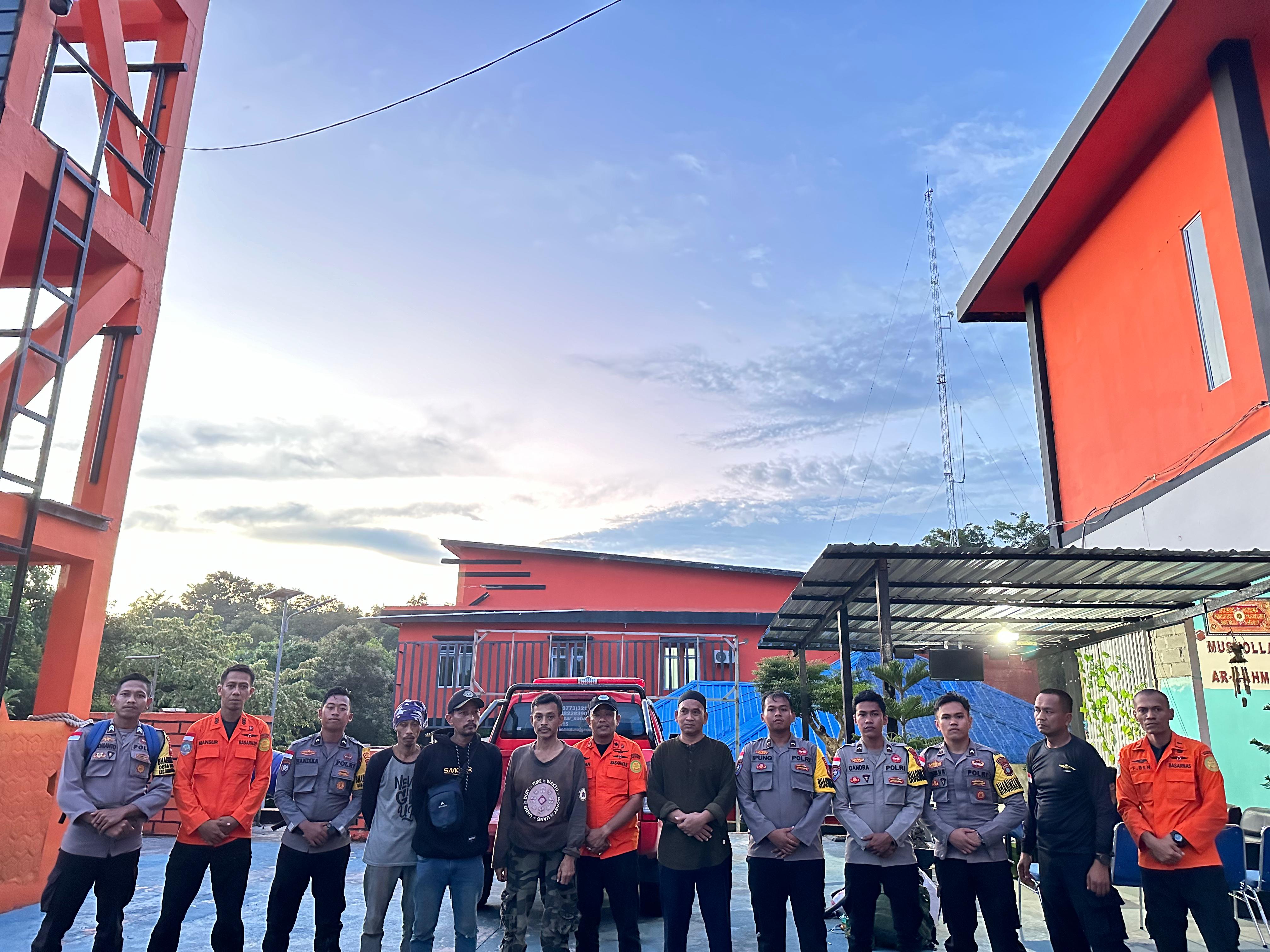 Petugas SAR saat mendampingi 3 warga Natuna yang dinyatakan hilang usai kencari Gahayu di Hutan Bukit Bedung, Bunguran Timur Laut.