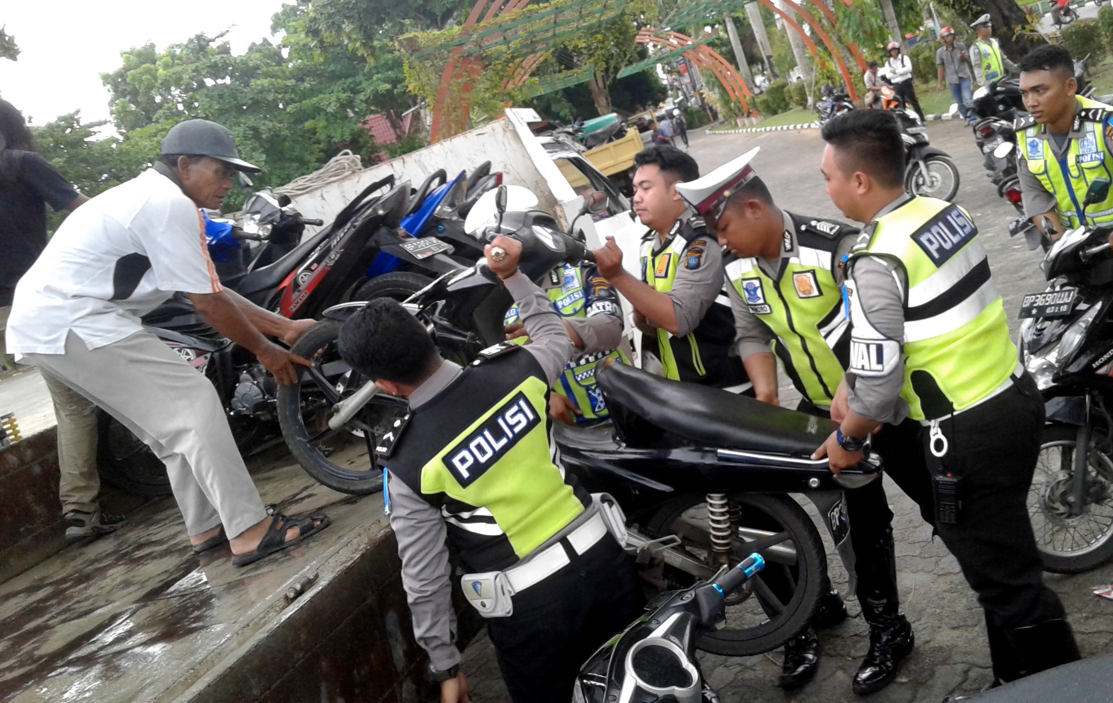 Petugas mengamankan puluhan kendaraan roda dua saat Operasi Zebra dilapangan Pamedan Tanjungpinang, belum lama ini. F. Yusnadi/Batam Pos