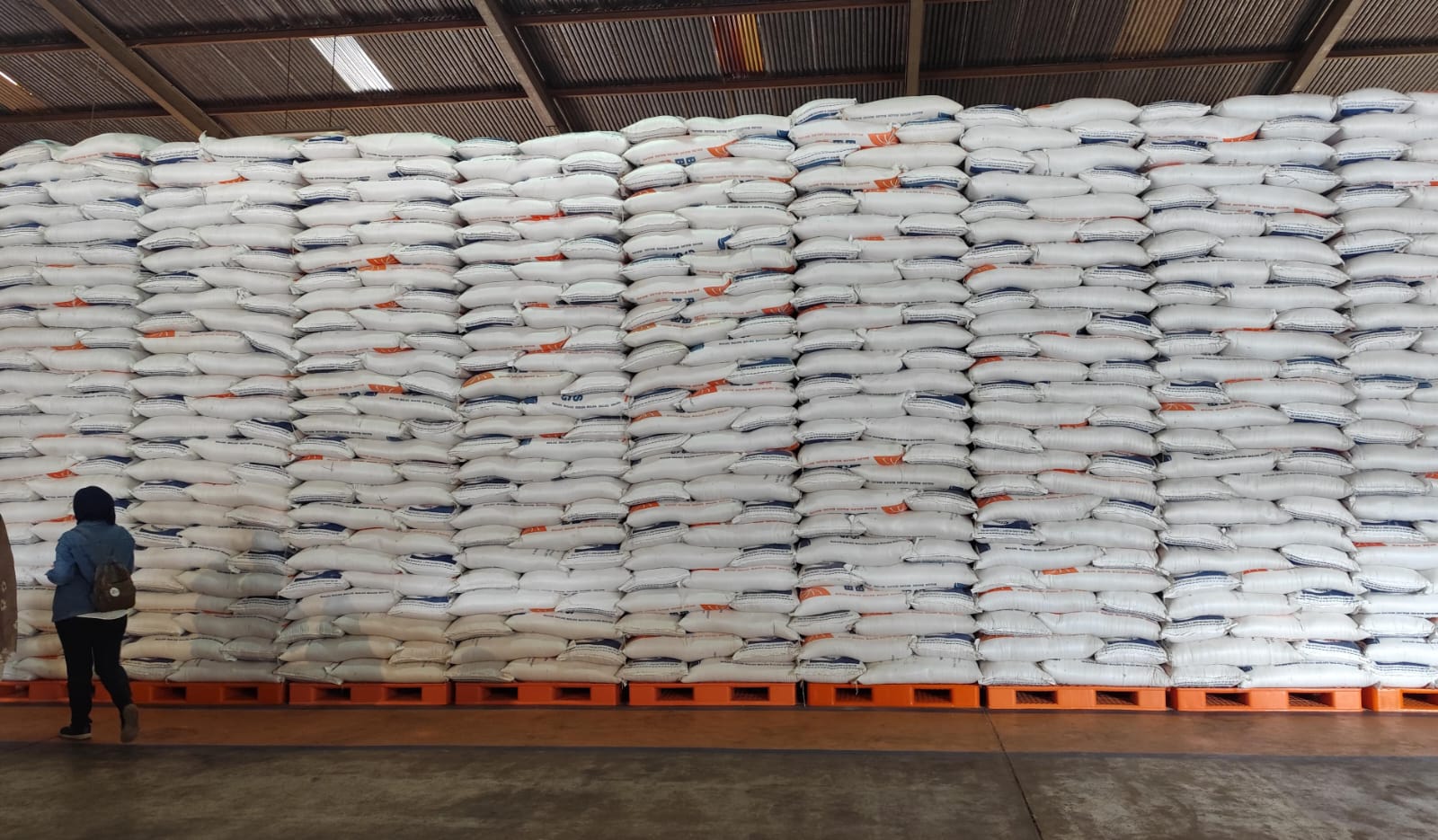 Stok beras premium dan medium di Gudang Bulog Tanjungpinang, Jumat (21/3).