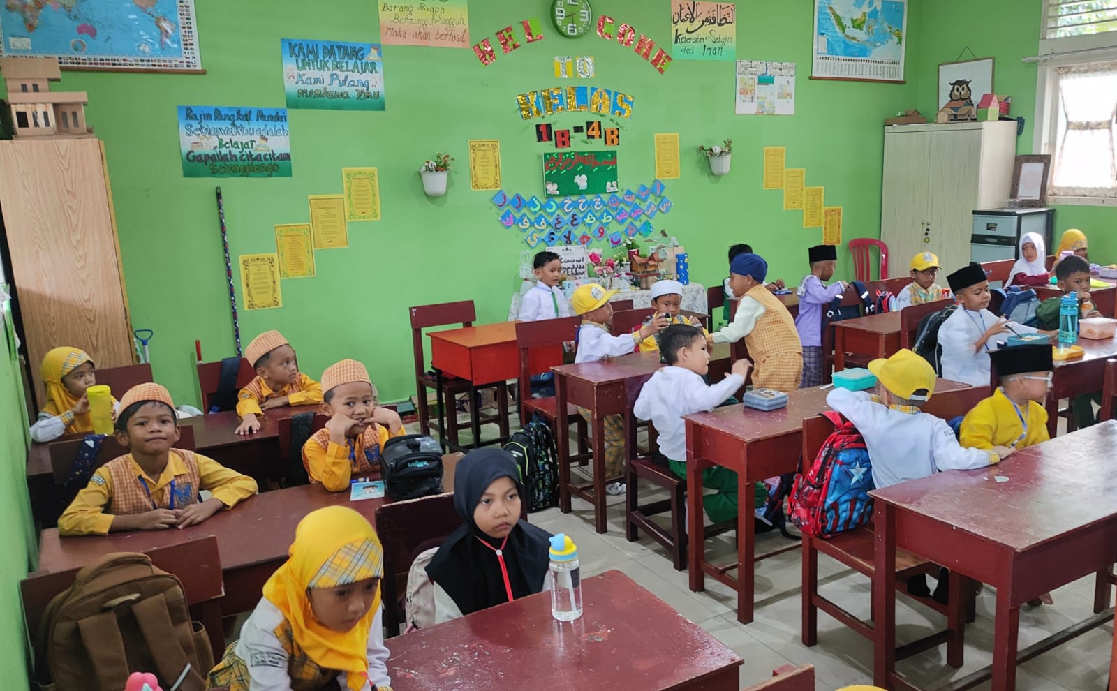 Suasana ruang kelas 1 yang dipenuhi murid baru pada hari pertama sekolah di Madrasah Ibtidaiyah Negeri Tanjungpinang.