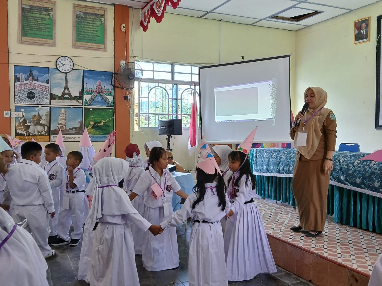 Pelajar baru di SD Negeri 001 Tarempa terlihat antusias mengikuti arahan guru saat MPLS meski masih malu-malu.