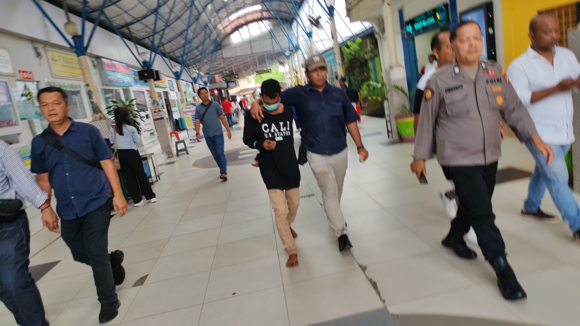 Seorang penumpang berinisial bf yang baru tiba dari malaysia Diamankan petugas Bea Cukai Pelabuhan Internasional setelah sebelumnya sempat terjun ke laut.