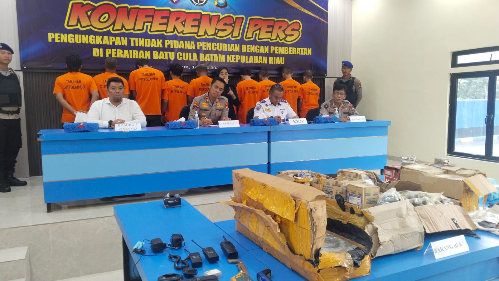 Para tersangka perompak dan barang bukti yang diamankan.