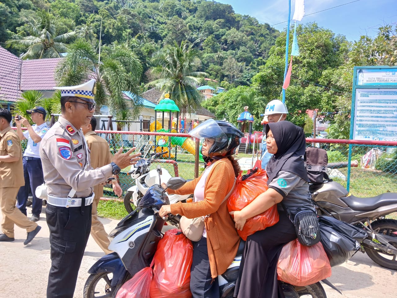 Kasat Lantas Polres Anambas, Iptu Zulfikar ketika menegur pengendara sepeda motor yang tidak tertib berlalu lintas di momen razia Patuh Seligi.