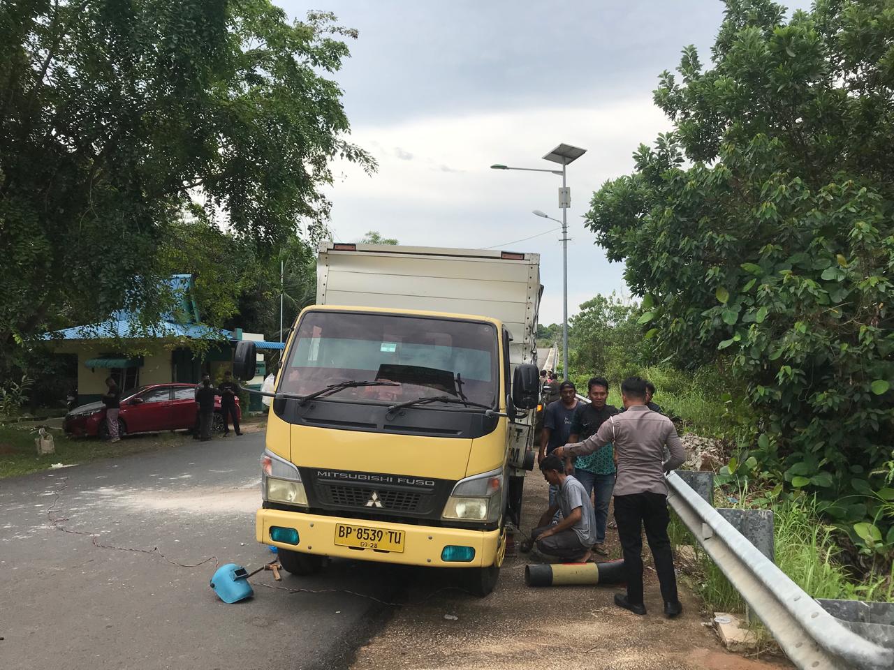 Portal pembatas jalan rusak usai ditabrak lori box, Senin (14/7).