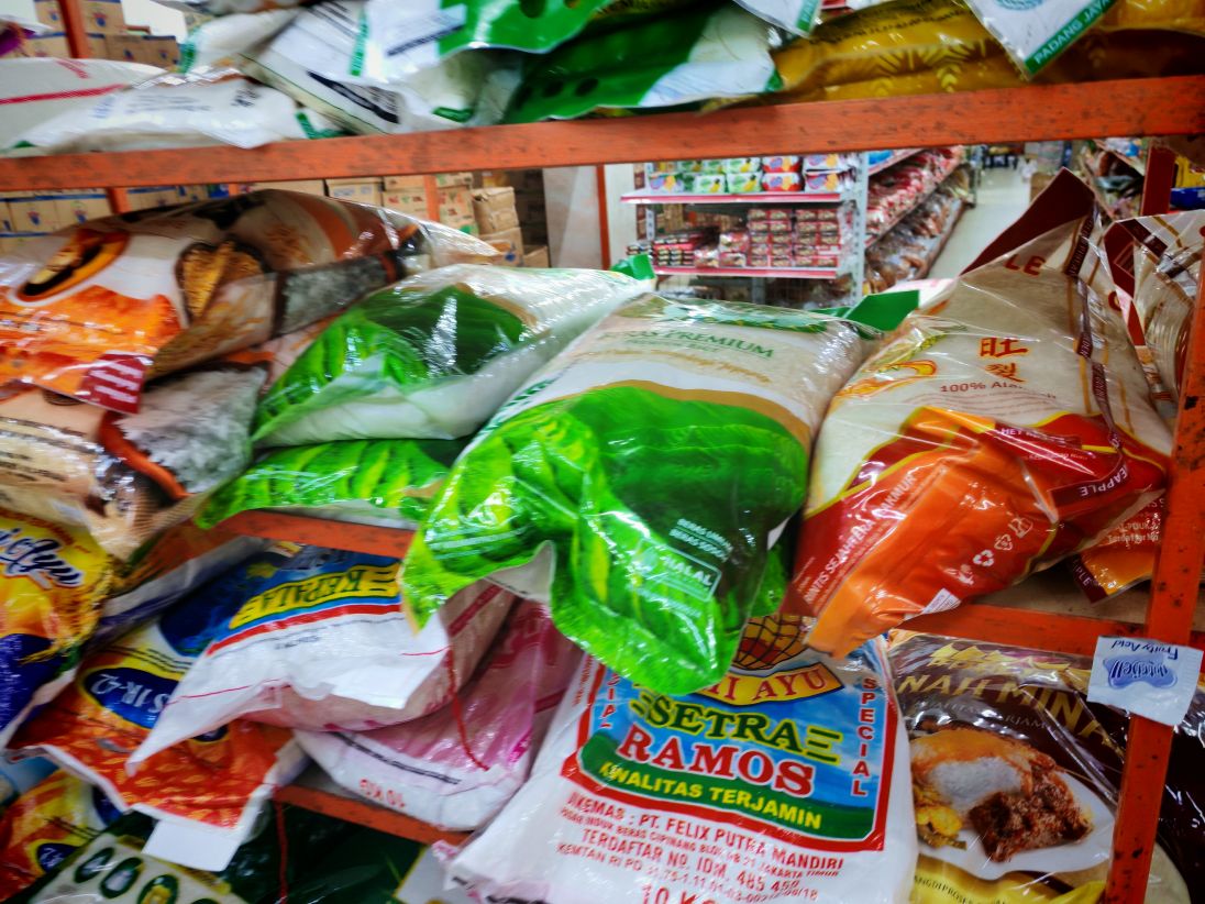 Berbagai jenis merek beras di jual di swalayan Karimun, termasuk beras merek Sania produksi Wilmar Grup yang saat ini sedang diperiksa oleh Bareskrim Mabes Polri.