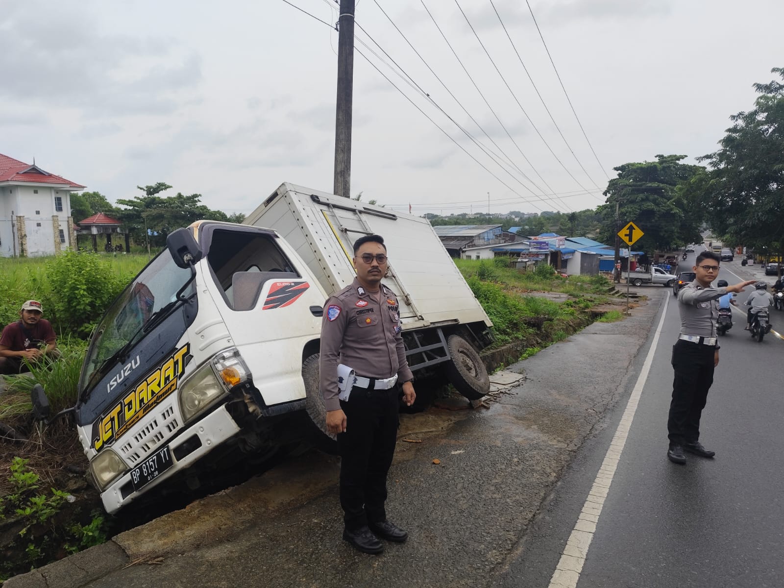 Mobil box muatan minyak goreng terperosok masuk parit di Jalan Raja Haji Fisabilillah Tanjungpinang, Selasa (15/7).