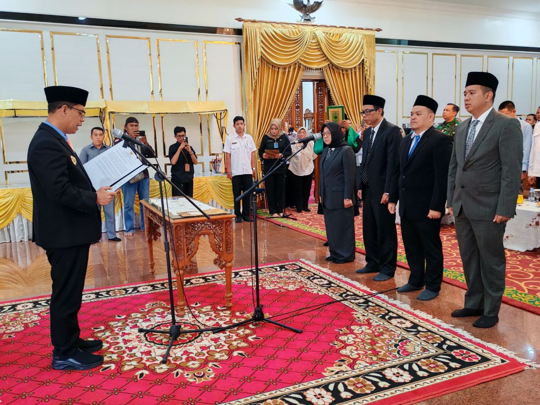 Bupati Karimun, Iskandarsyah melantik komisaris dan direksi PT Pelabuhan Karimun (Perseroda).