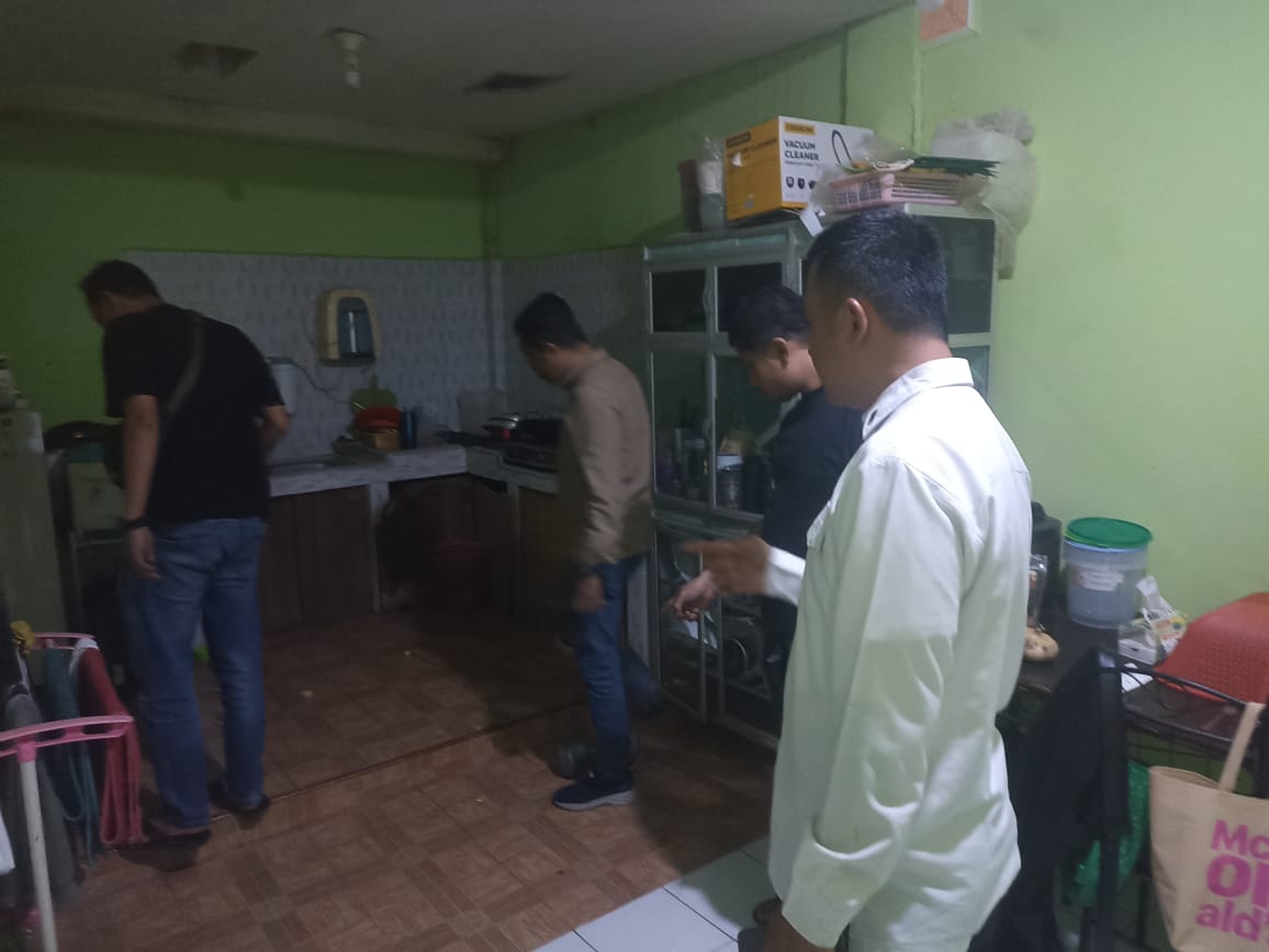 Warga yang menemukan korban di rumahnya.