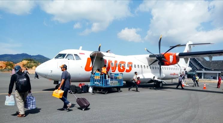 Pesawat Wings Air ketika mendarat di Bandara Letung, Jemaja, baru-baru ini.