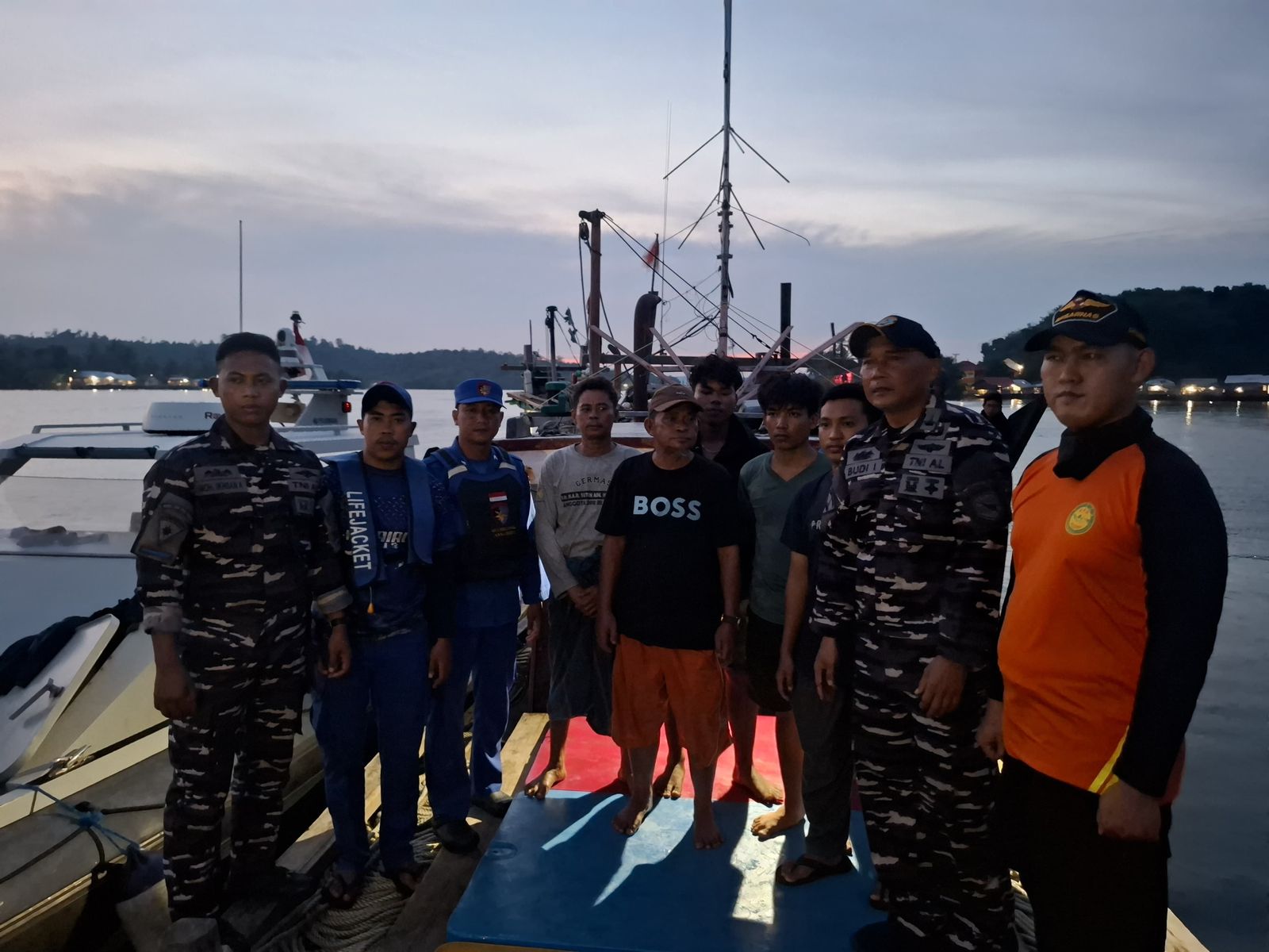 Crew Kapal yang selamat saat dievakuasi oleh Tim gabungan TNI AL Dabo Singkep, Sat Polairud Polres Lingga dan SAR Unit Lingga.
