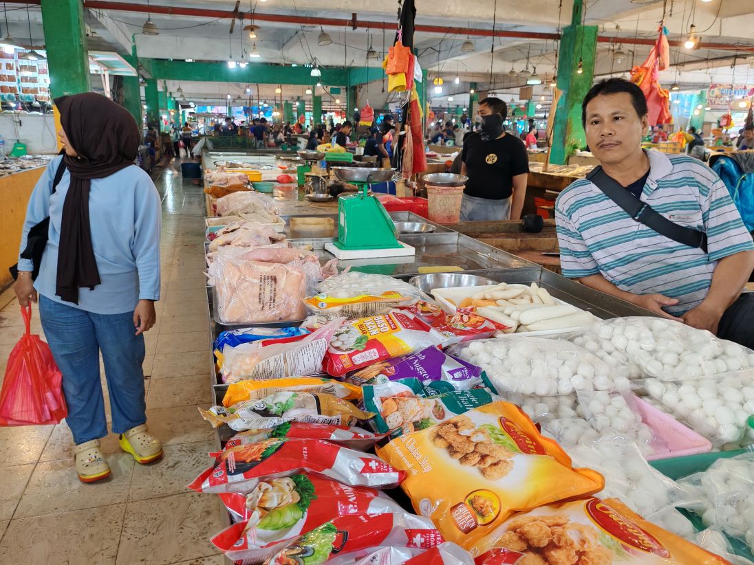 Seorang penjual daging di Pasar Puan Maimun menunjukkan menunjukkan dagangannya berbagai jenis daging, kecuali tidak ada daging sapi beku.