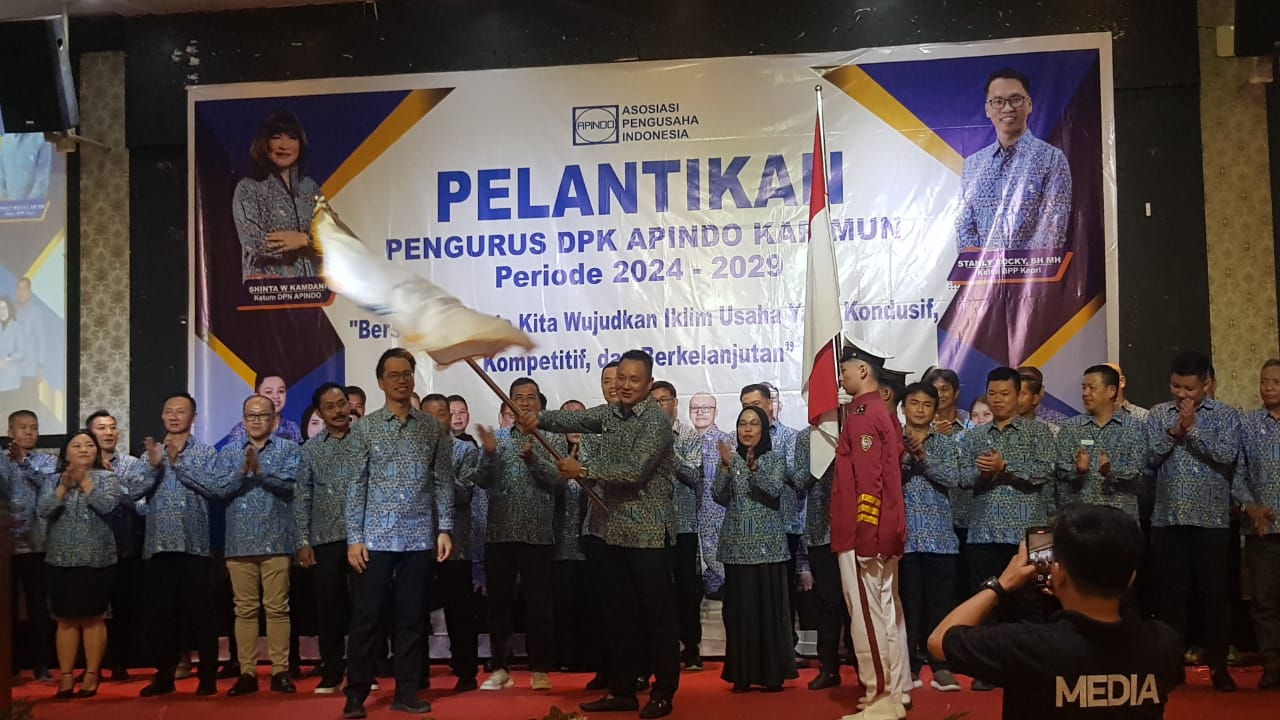 Ketua APINDO Karimun terpilih Alam saat mengibarkan bendera apindo yang siap mendorong dunia investasi.