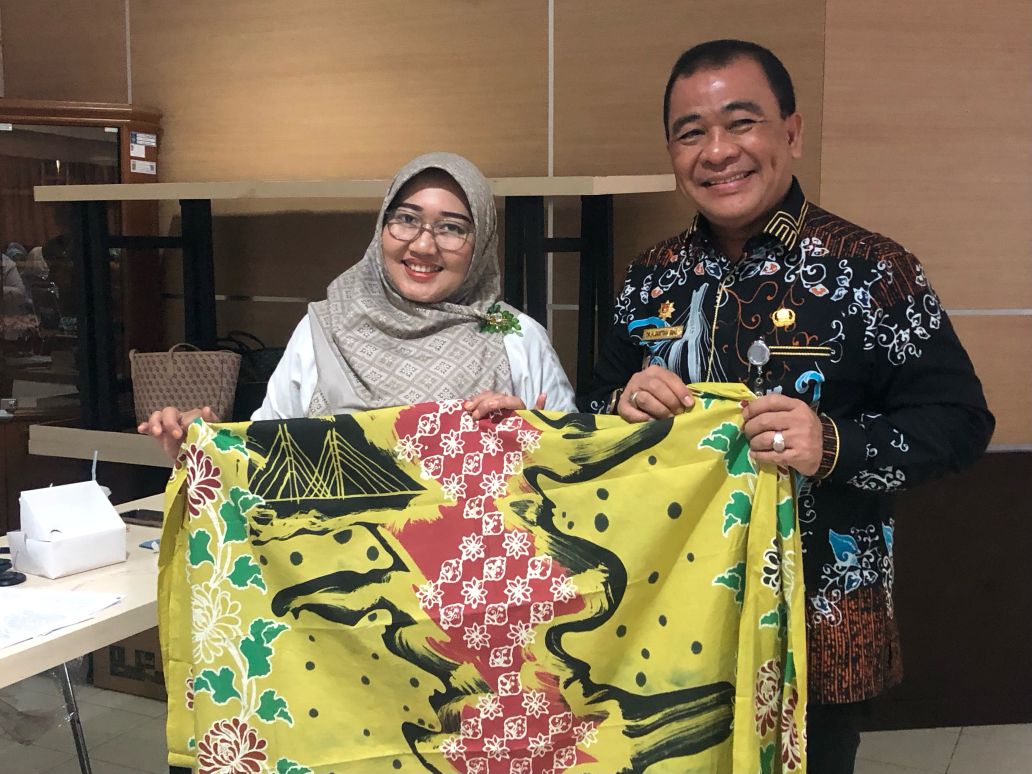 Kepala Disperindag Batam, Gustian Riau menunjukkan salah satu produk IKM.