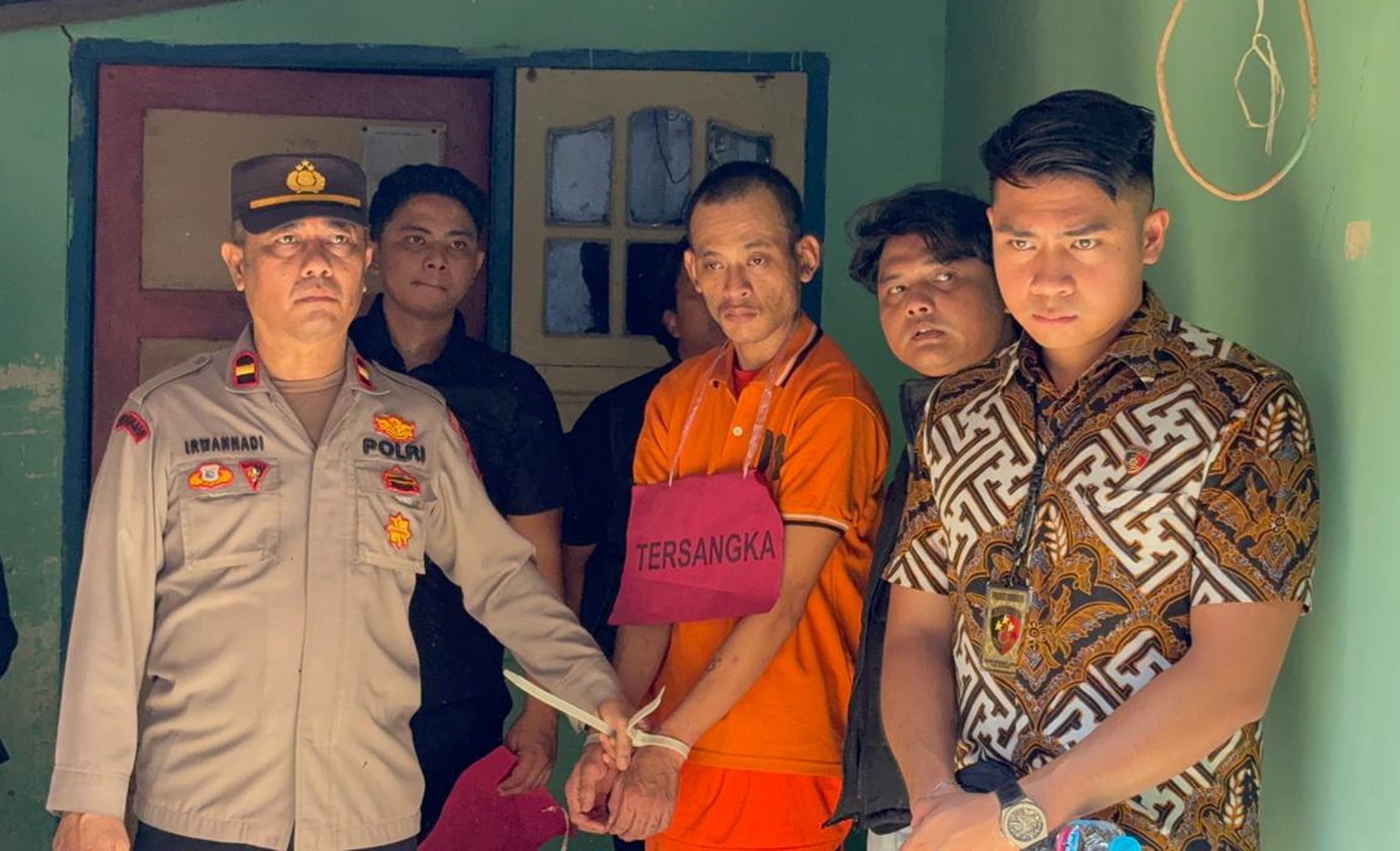 Tersangka dikawal ketat saat melakukan rekonstruksi penganiayan balita hingga tewas.