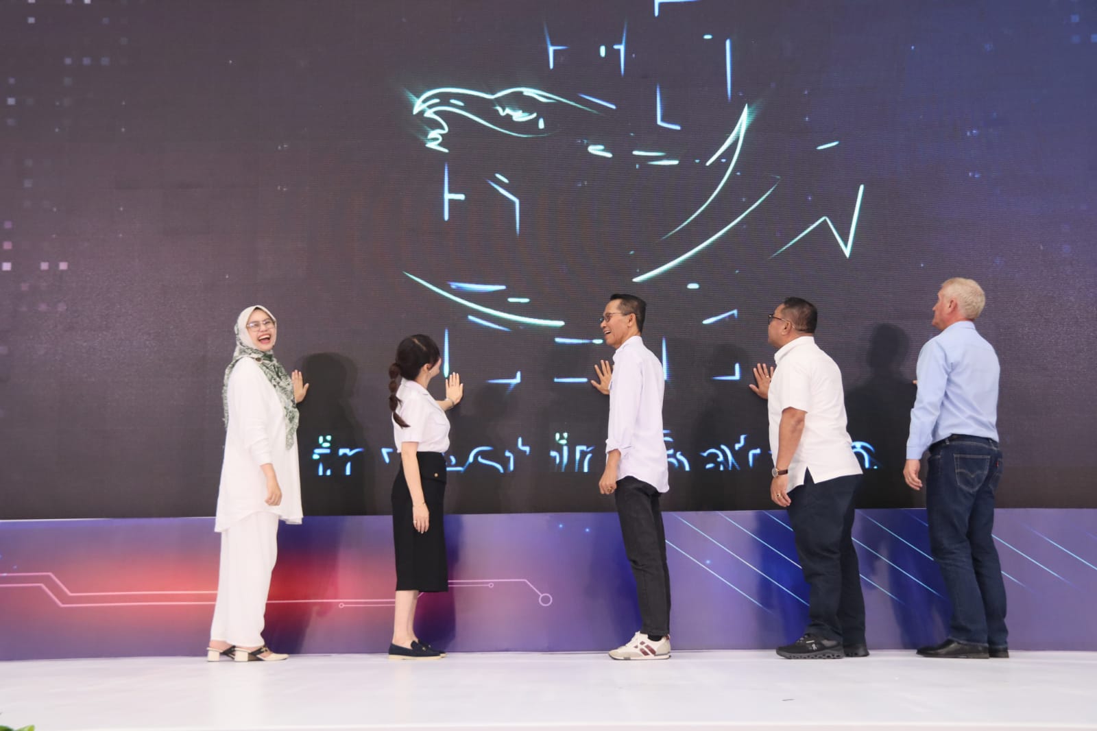 Kepala BP Batam, Amsakar Achmad saat meluncurkan dashboard investasi.