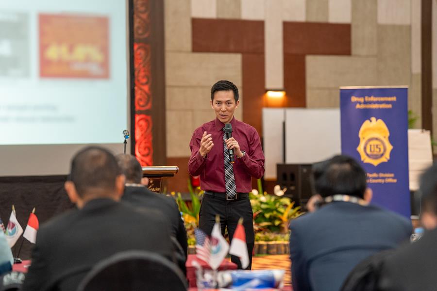 ATASE DEA, Andrew Hsia saat memberikan pelatihan investigasi Narkoba kepada 27 peserta penegak hukum Indonesia di Labersa Hotel, Balige, Jumat (18/7/2025) lalu.