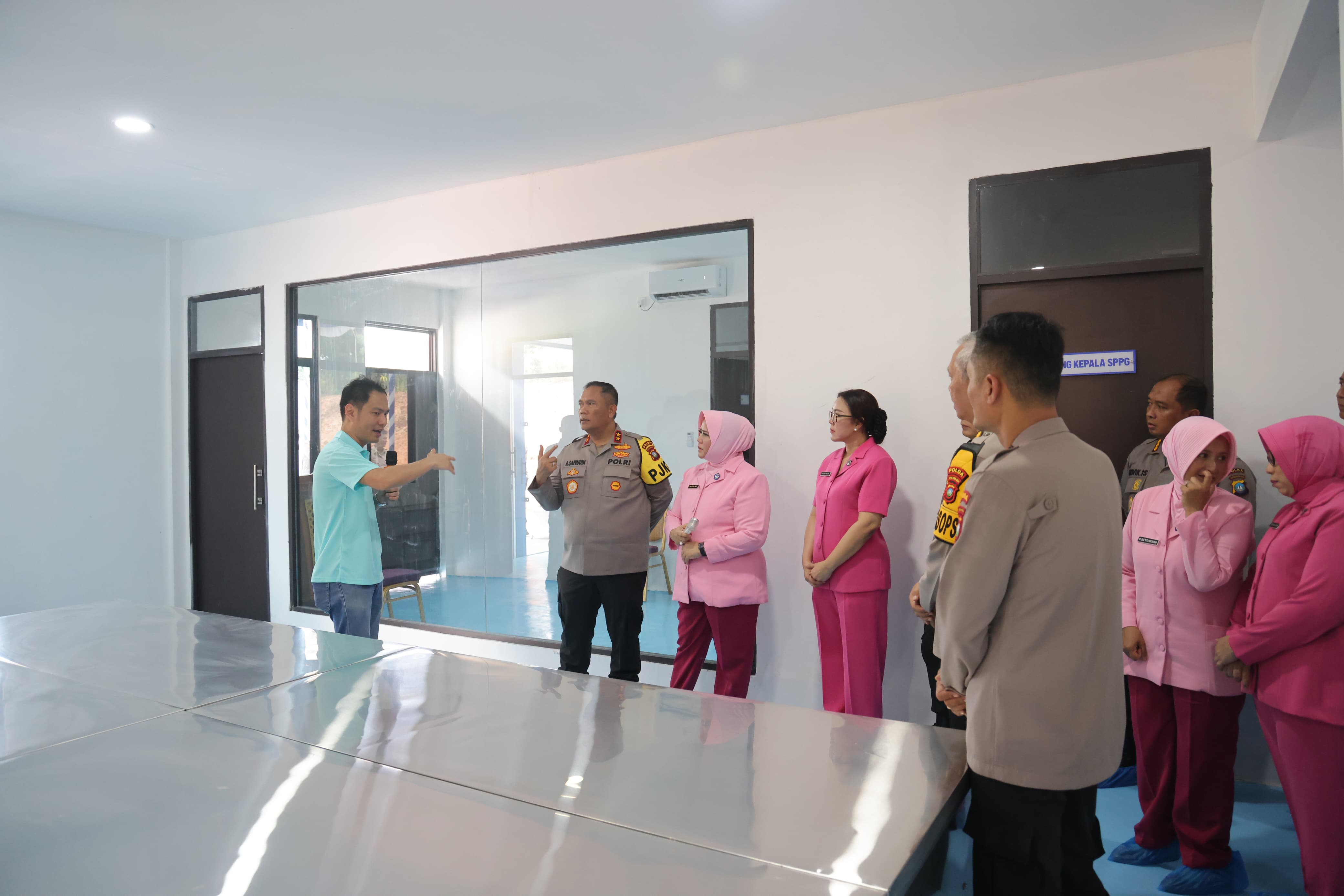 Kapolda Kepri Irjen Asep Safrudin meninjau dapur Program Makan Bergizi Gratis.