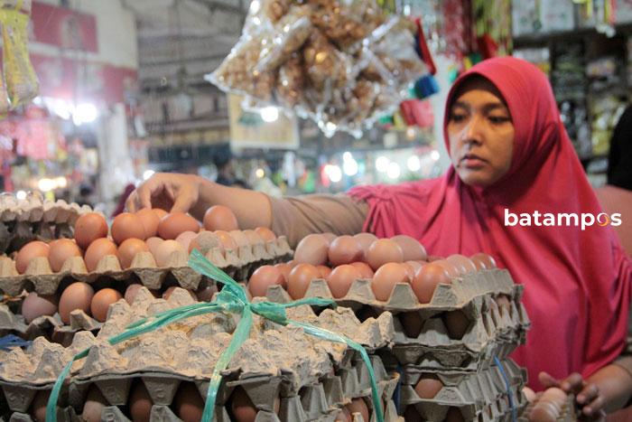 Ilustrasi warga membeli telur ayam di Pasar Botania I. Harga telur ayam di Batam merangkak naik.