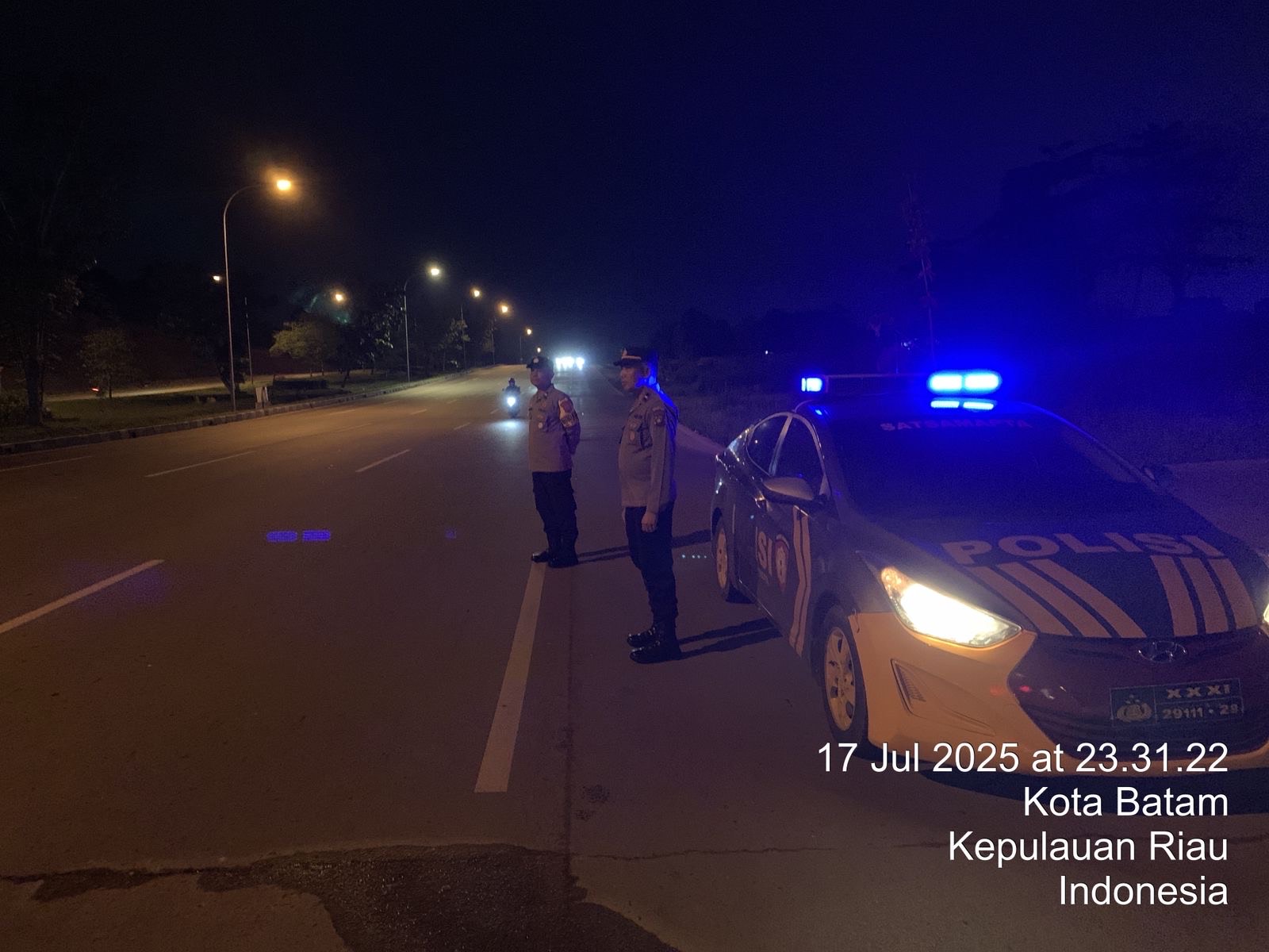 Personel Polsek Batam Kota bersiaga di kawasan Legenda untuk mengantisipasi aksi balap liar.