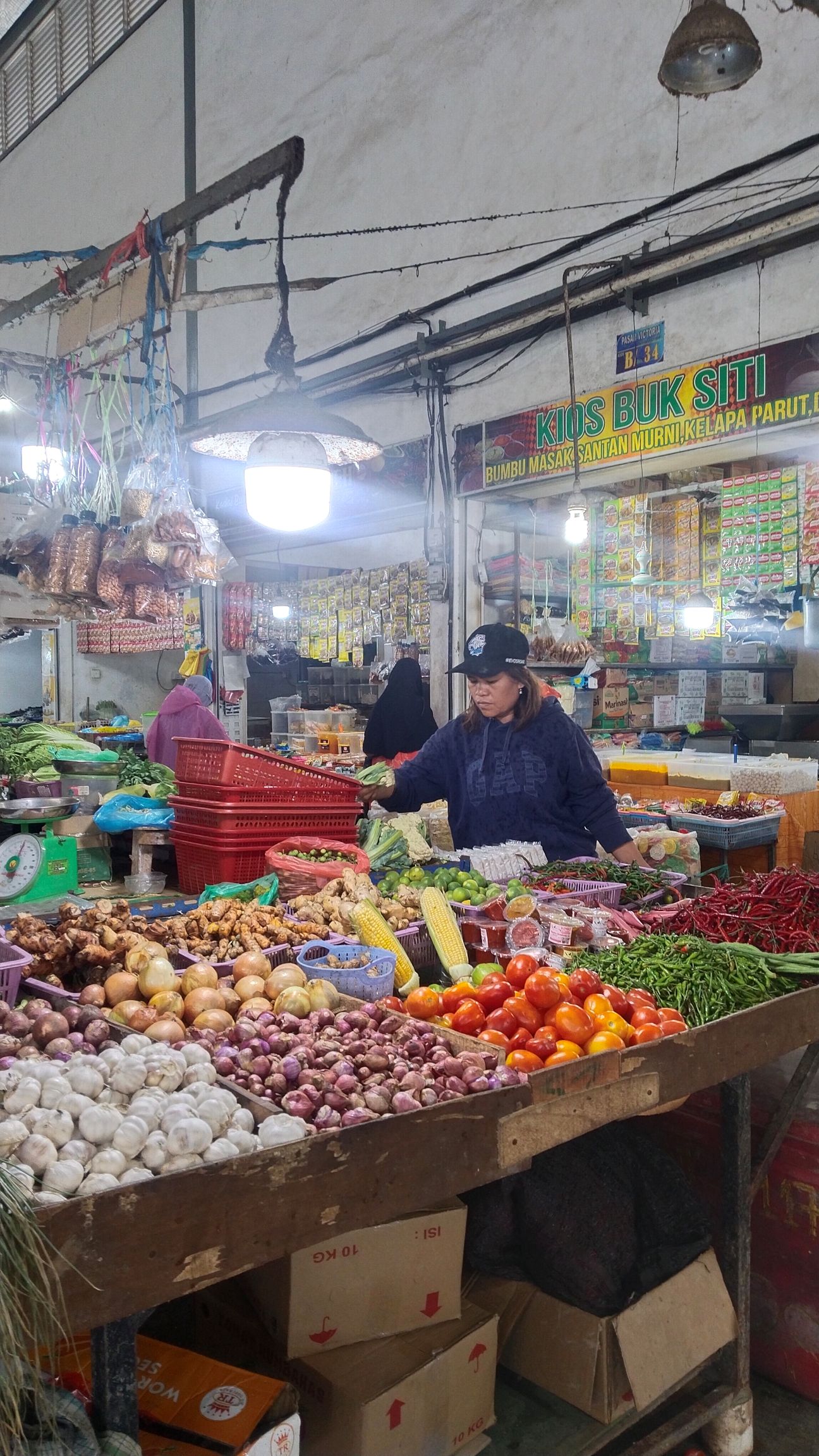 Pembeli membeli bawang merah di Pasar Victoria.