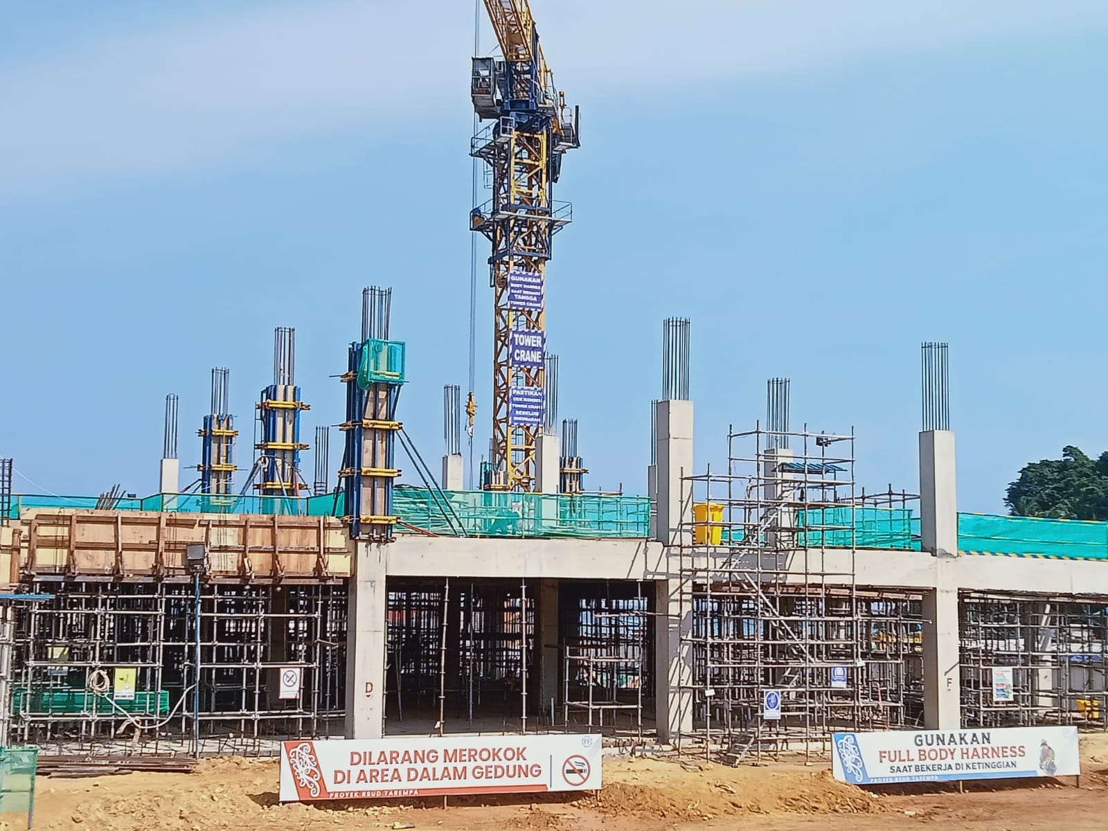 Tampak kontruksi bangunan RSUD Tarempa terus menunjukkan perkembangannya. Saat inu progres pembangunan telah mencapai 23,5 Persen.