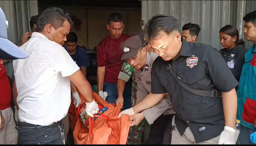 Polisi saat mengevakuasi korban.