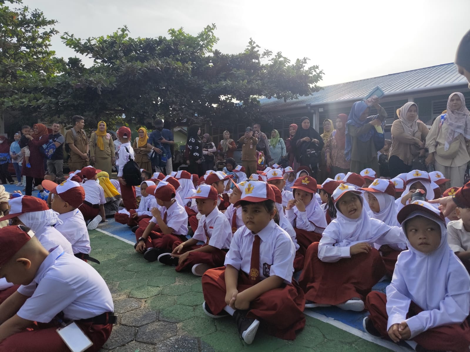 Para murid baru SDN 004 Tanjungpinang Timur saat pertama kali masuk sekolah, Senin (21/7).