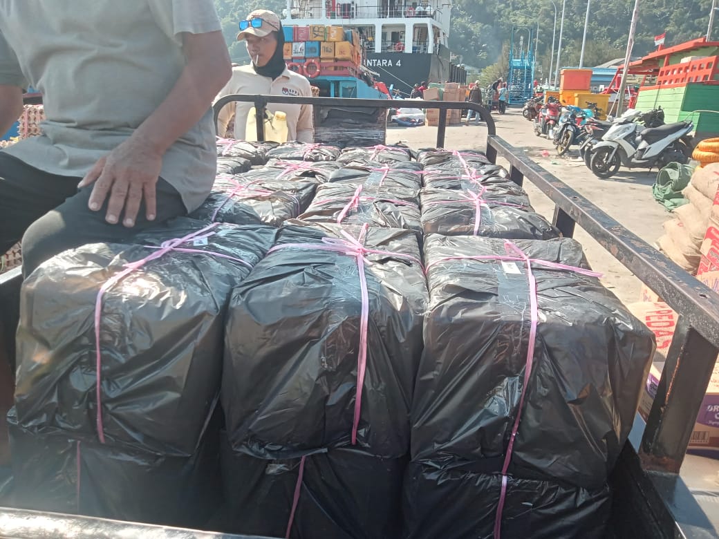 Minuman berakohol (mikol) yang dibaluti dengan plastik hitam untuk mengelabui petugas tiba di Tarempa usai di kirim dari Kijang, Bintan.